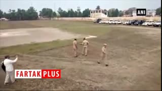 اتفاق خنده‎‌دار حین برگزاری مانور ضد شورش پلیس هند!