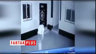 رقص عجیب سارق جلوی دوربین مداربسته به منظور درآوردن حرص صاحب خانه!