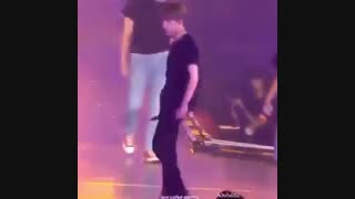 وقتی میکروفون روتو دستش میچرخونه