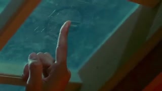 موزیک ویدیوی 'above the time(시간의 바깥)' از IU(아이유)