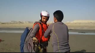 پاراگلایدر قم-وینچ در کنار ساحل ناز قشم(خلبان مرتضی عبادی)