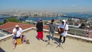 لی هونگ کی و چند نفر دیگه اهنگ DNA بی تی اس رو میخونن