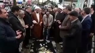 حضور دکتر احمدی نژاد بر مزار مادر مهندس مشایی