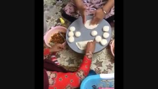 پخت سمبوسه میگو توسط زنان محلی جزیره هنگام