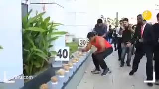 ثبت رکورد گینس با شکستن ۱۲۲نارگیل با دست در یک دقیقه